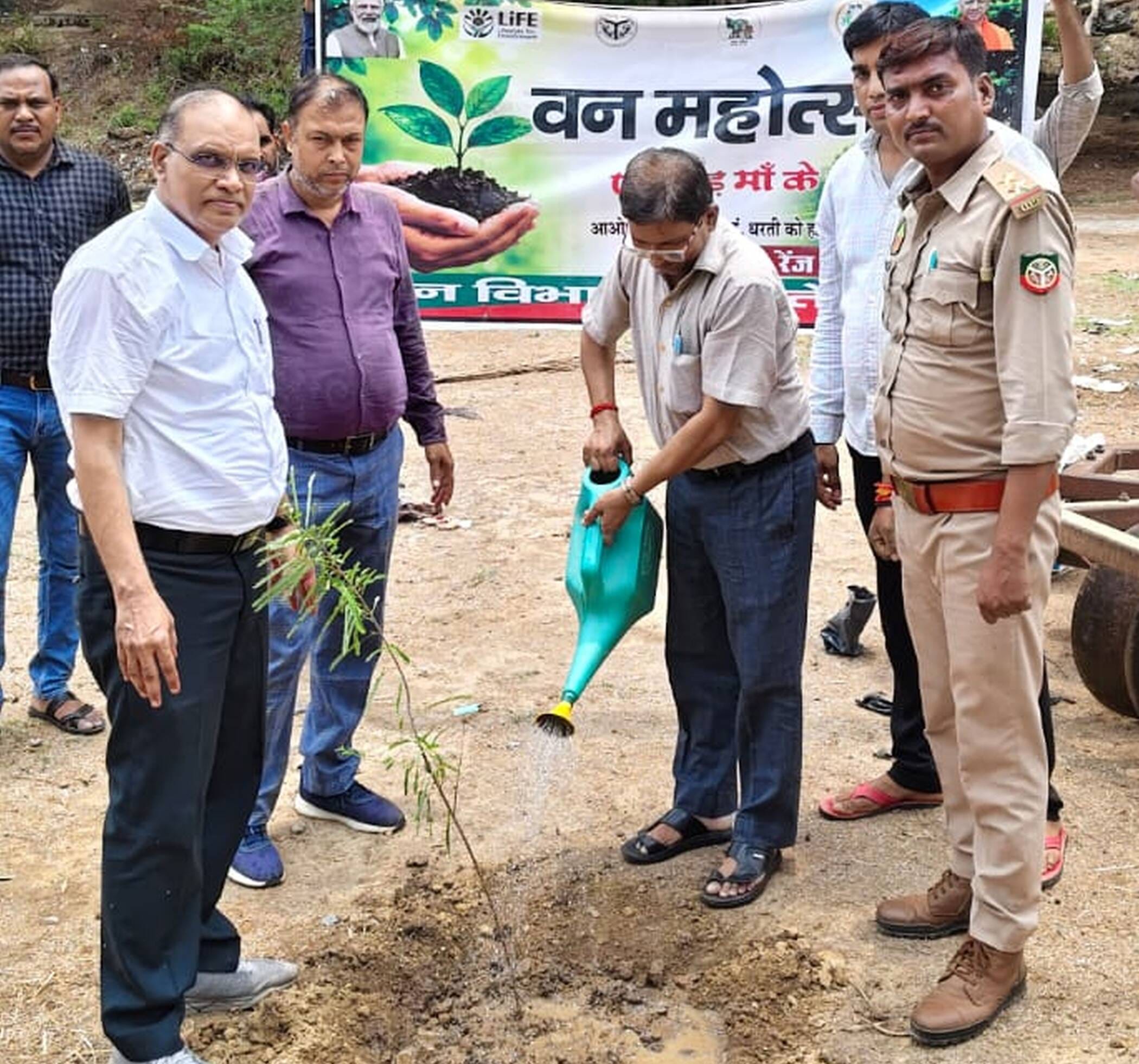 फोटो-33-पौधरोपण करते अधिकारी। संवाद फोटो-33-पौधरोपण करते अधिकारी। संवाद