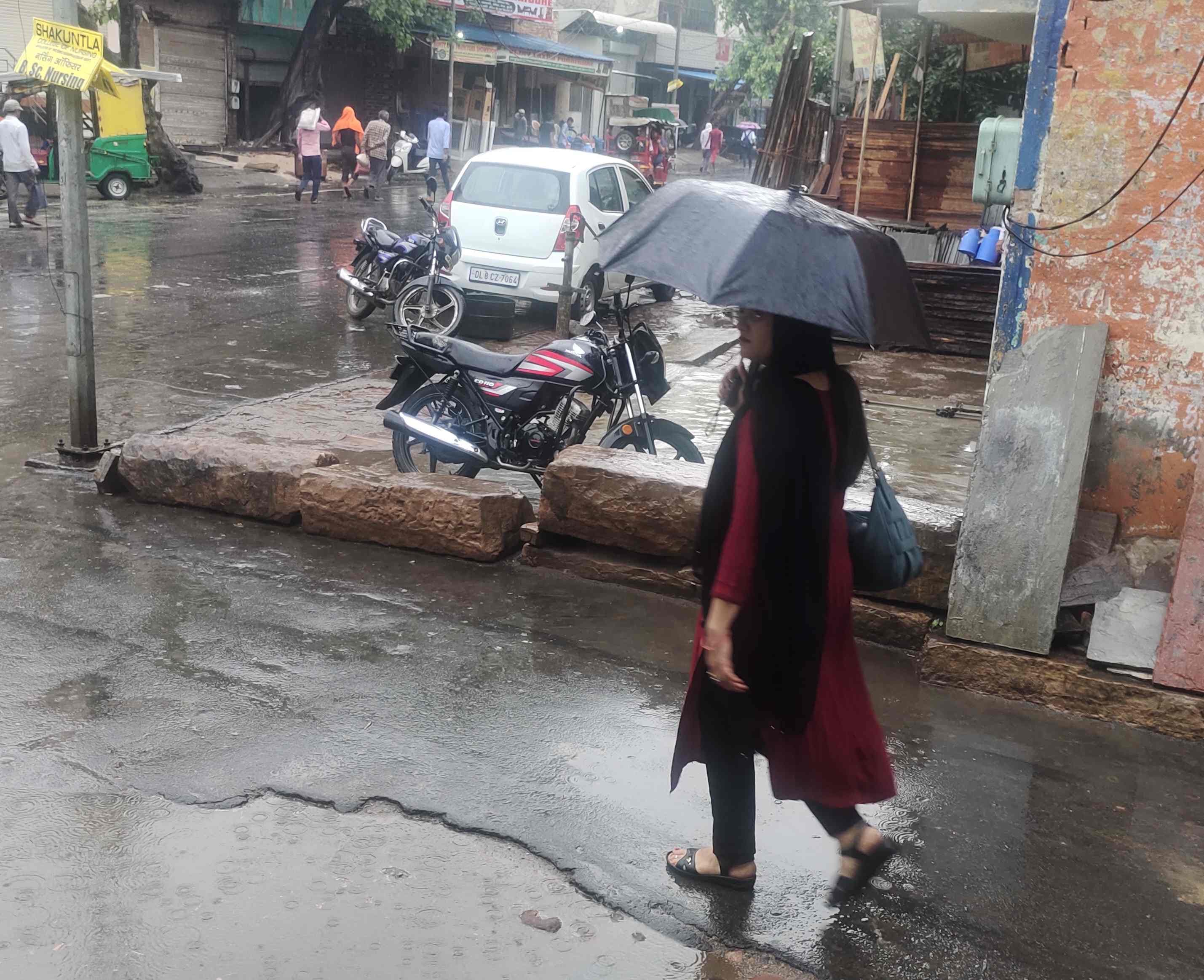 -फोटो 57 : शहर के बाग वाला मोहल्ला में भरा बारिश का पानी और गुजरती कार। संवाद