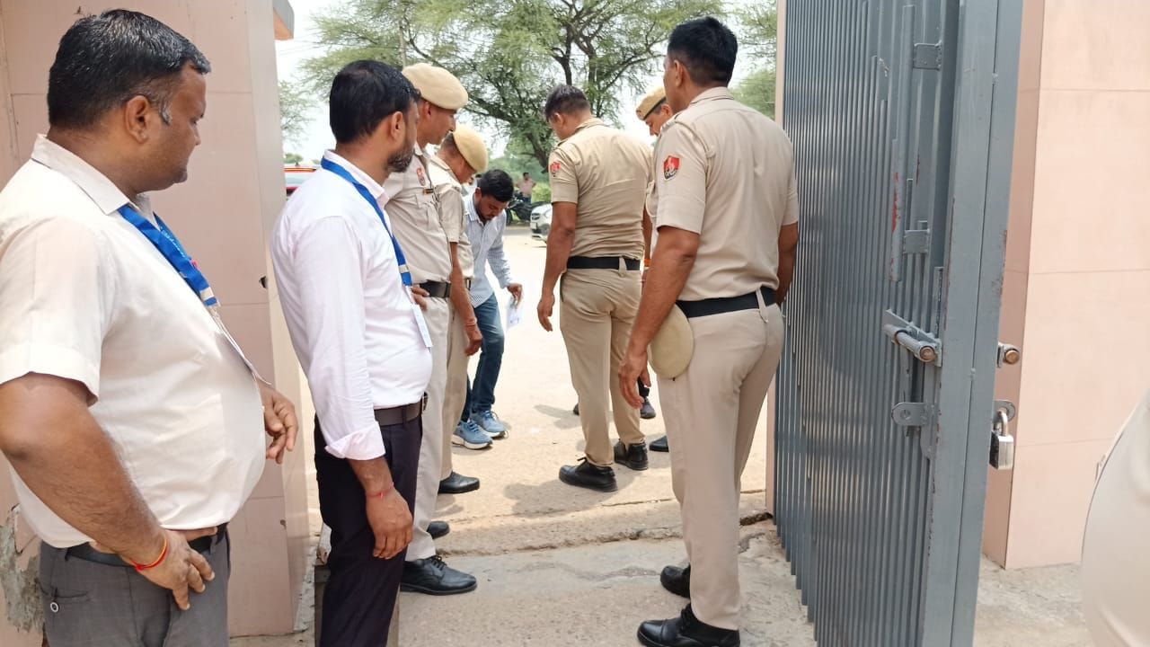 फोटो संख्या:63- परिक्षार्थी की जांच करते कर्मचारी--संवाद