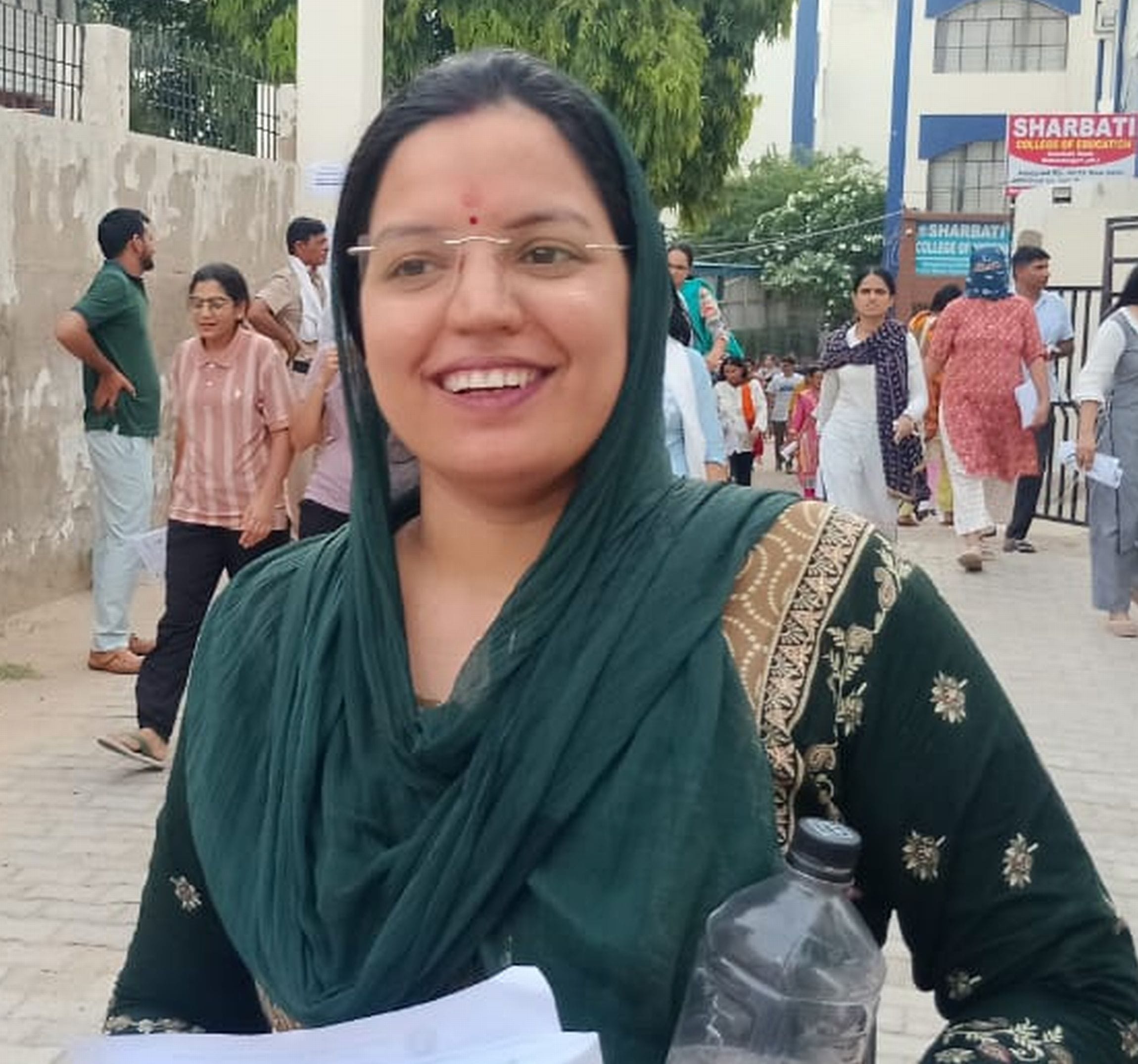 फोटो संख्या:63- परिक्षार्थी की जांच करते कर्मचारी--संवाद