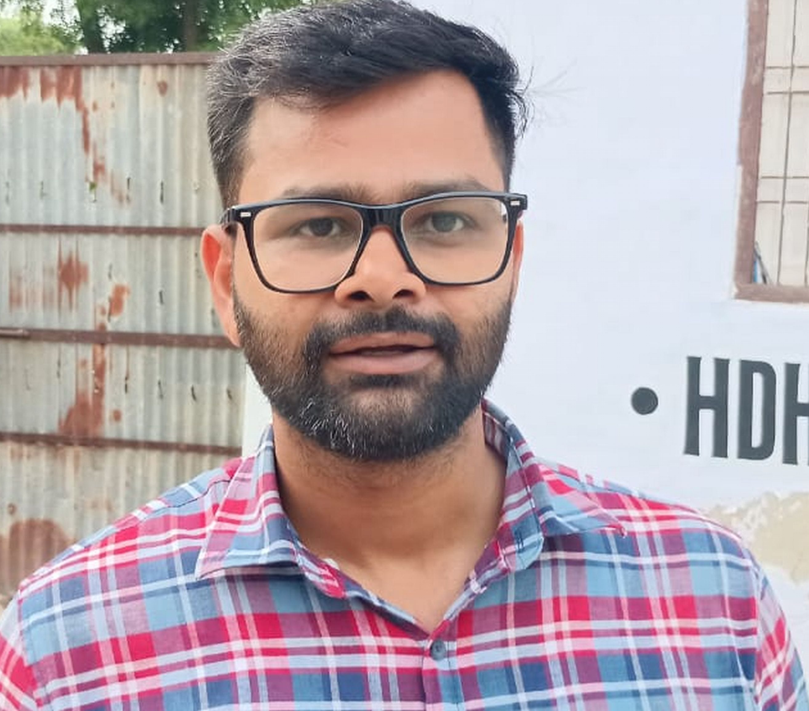 फोटो संख्या:63- परिक्षार्थी की जांच करते कर्मचारी--संवाद
