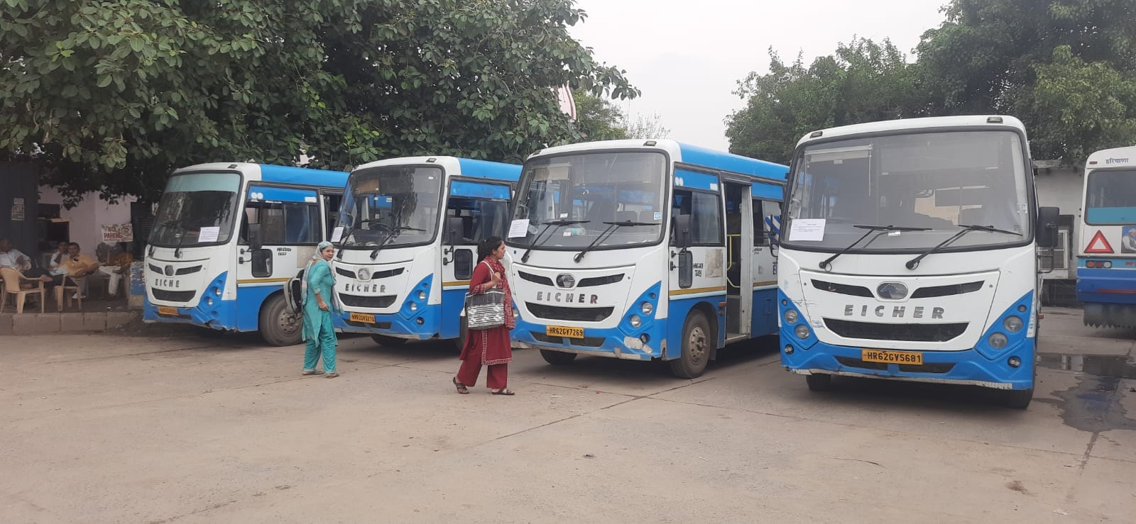 फोटो: सोनीपत में जीवीएम कन्या महाविद्यालय में प्रवेश पत्र दिखाकर परीक्षा केंद्र में प्रवेश करती