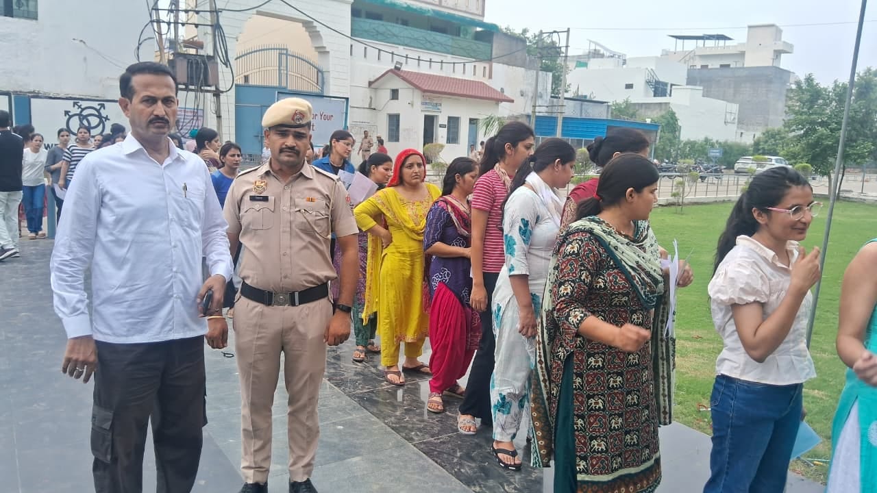 फोटो: सोनीपत में जीवीएम कन्या महाविद्यालय में प्रवेश पत्र दिखाकर परीक्षा केंद्र में प्रवेश करती