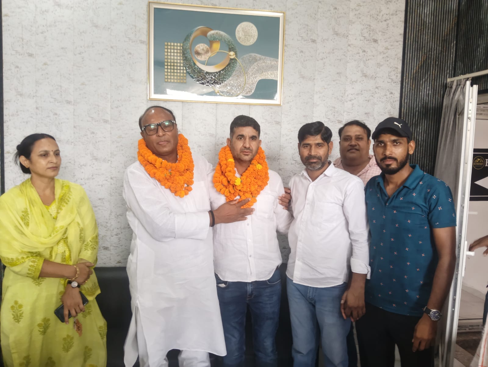 ग्रामीण जिला अध्यक्ष सुभाष छाबड़ी का स्वागत करते कार्यकर्ता। स्रोत : प्रवक्ता ग्रामीण जिला अध्यक्ष सुभाष छाबड़ी का स्वागत करते कार्यकर्ता। स्रोत : प्रवक्ता