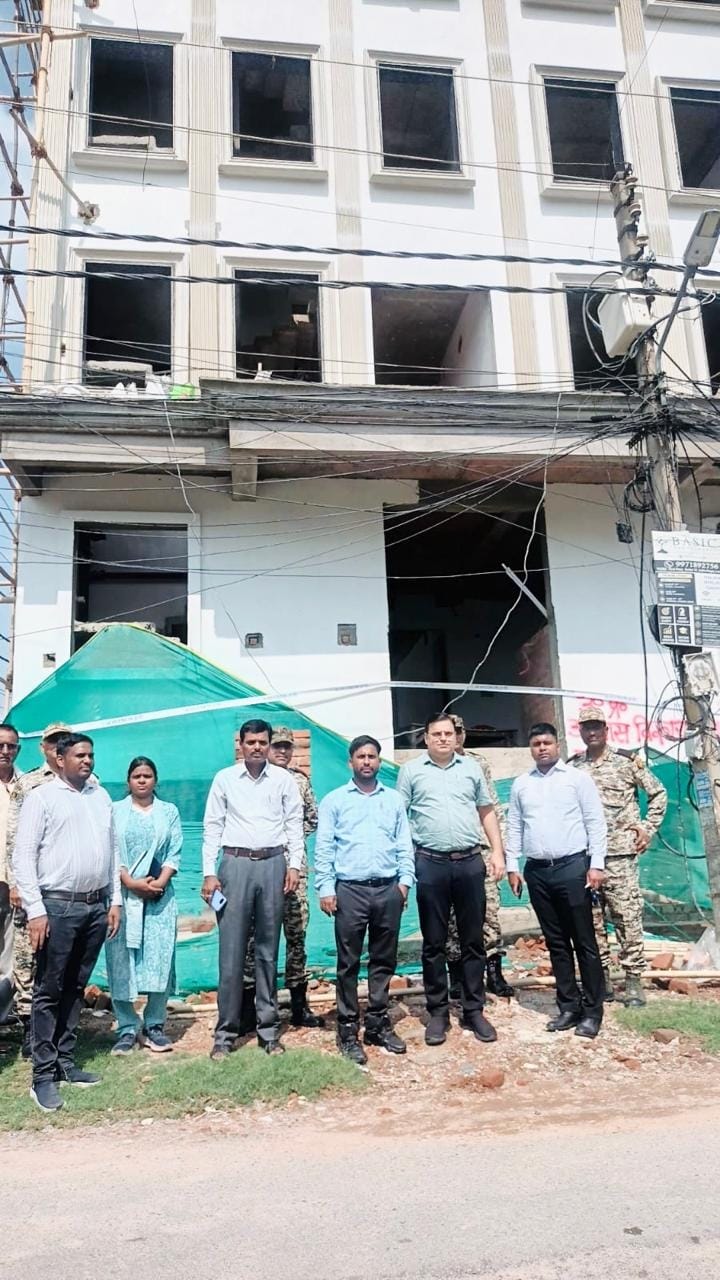 इंदिरानगर इलाके में अवैध भवनों को सील करती आवास विकास की टीम। 