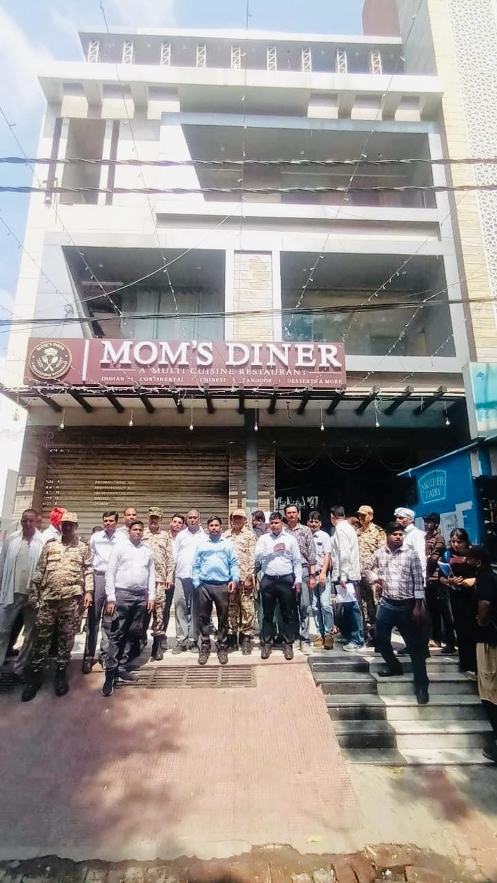 इंदिरानगर इलाके में अवैध भवनों को सील करती आवास विकास की टीम। 