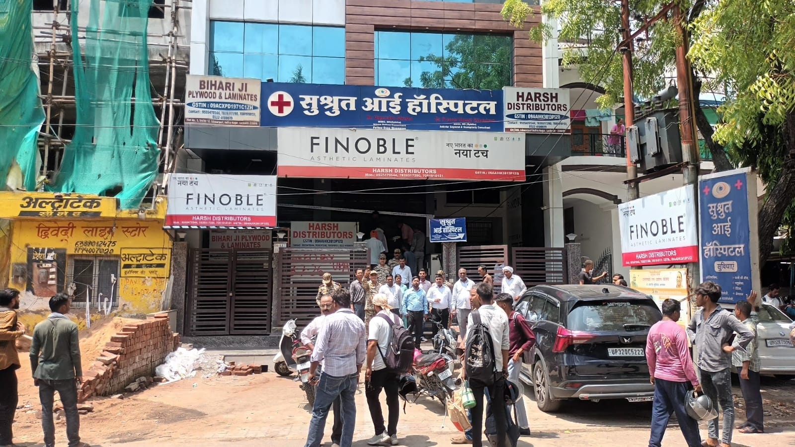 इंदिरानगर इलाके में अवैध भवनों को सील करती आवास विकास की टीम। 