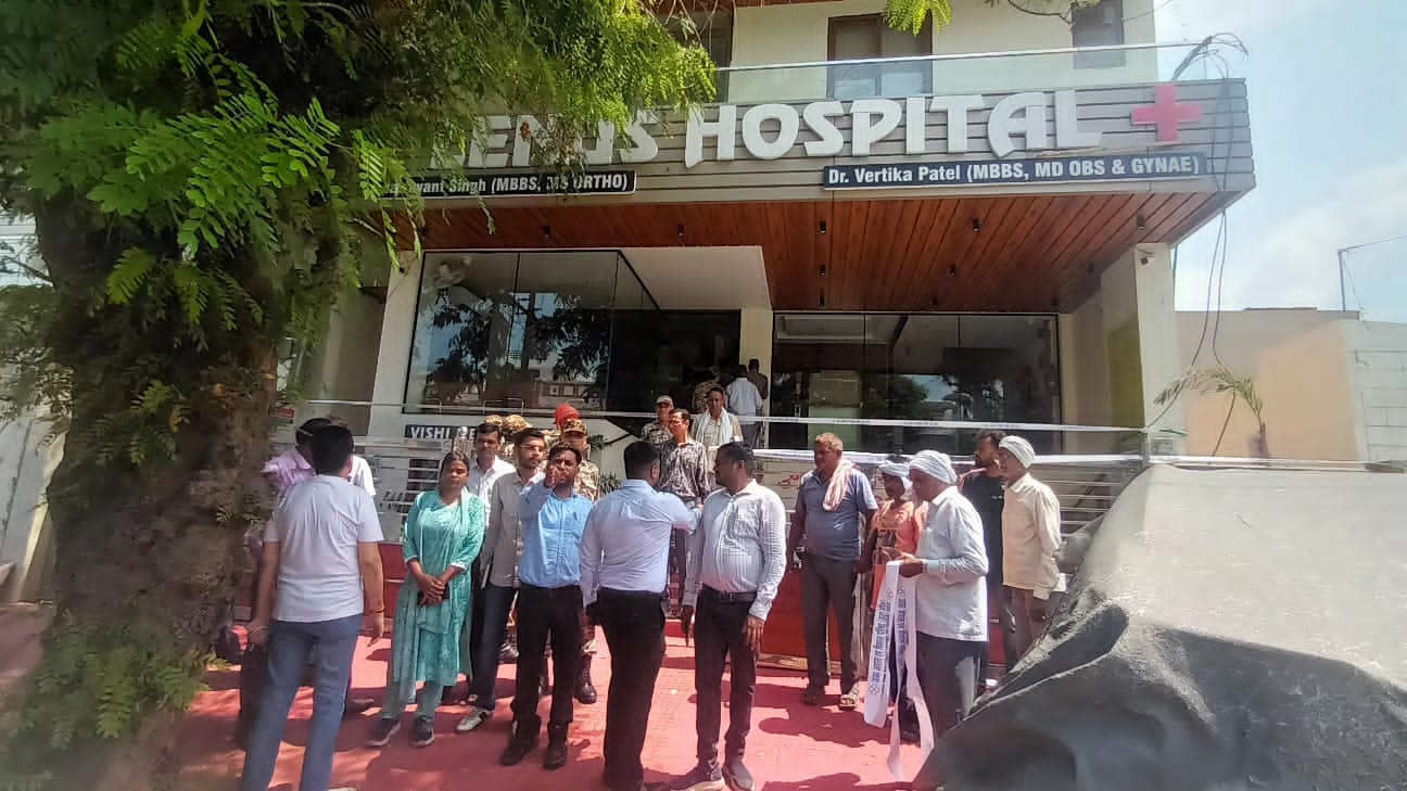 इंदिरानगर इलाके में अवैध भवनों को सील करती आवास विकास की टीम। 