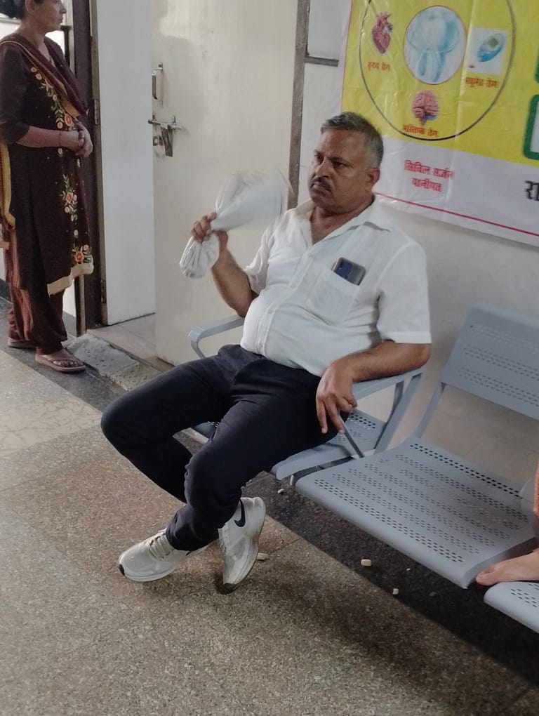जिला नागरिक अस्पताल में बंद पड़े पंखे। संवाद जिला नागरिक अस्पताल में बंद पड़े पंखे। संवाद