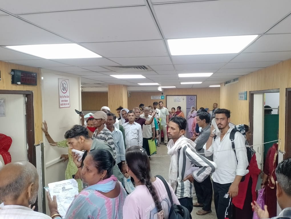 जिला नागरिक अस्पताल में बंद पड़े पंखे। संवाद जिला नागरिक अस्पताल में बंद पड़े पंखे। संवाद