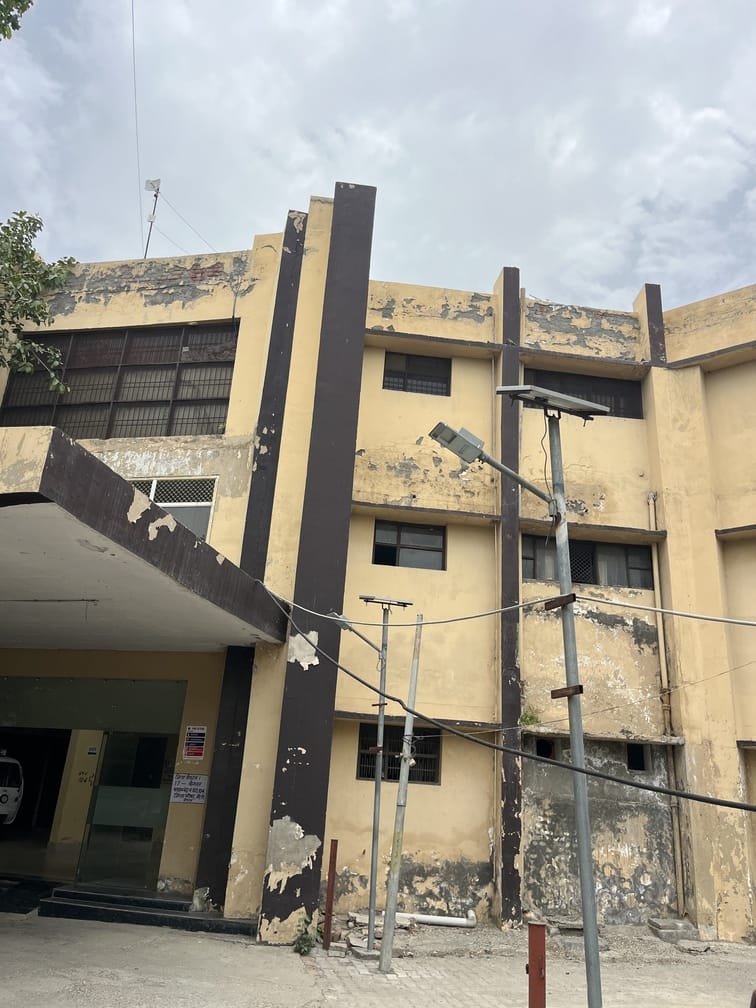 कबूतर की बींटों से अटा जिला परिषद भवन परिसर। संवाद कबूतर की बींटों से अटा जिला परिषद भवन परिसर। संवाद