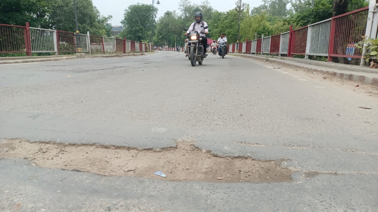 कचहरी ओवरब्रिज पर पड़ी दरार। संवाद कचहरी ओवरब्रिज पर पड़ी दरार। संवाद