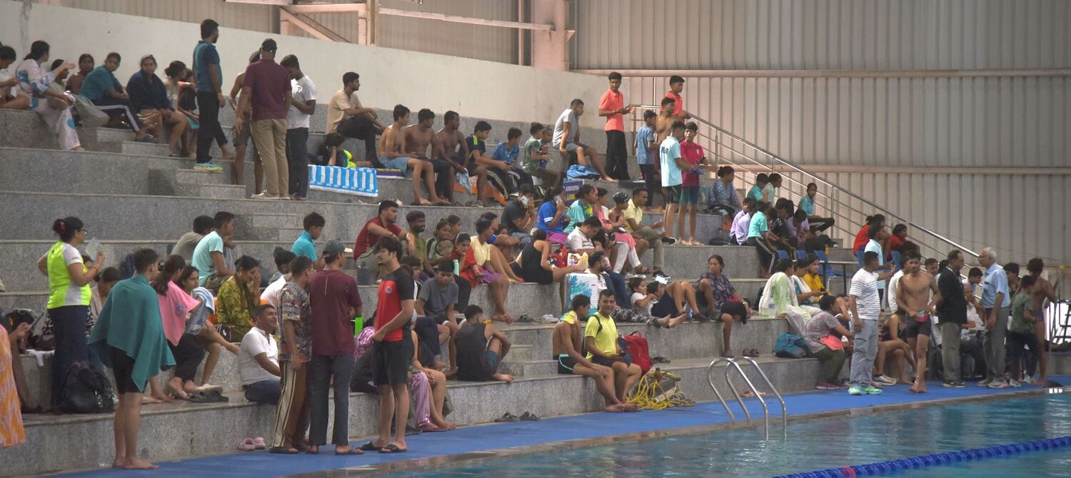 केडी सिंह स्टेडियम में आयोजित राज्य स्तरीय तैराकी प्रतियोगिता में हिस्सा लेते तैराक केडी सिंह स्टेडियम में आयोजित राज्य स्तरीय तैराकी प्रतियोगिता में हिस्सा लेते तैराक