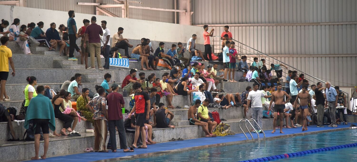 केडी सिंह स्टेडियम में आयोजित राज्य स्तरीय तैराकी प्रतियोगिता में हिस्सा लेते तैराक केडी सिंह स्टेडियम में आयोजित राज्य स्तरीय तैराकी प्रतियोगिता में हिस्सा लेते तैराक