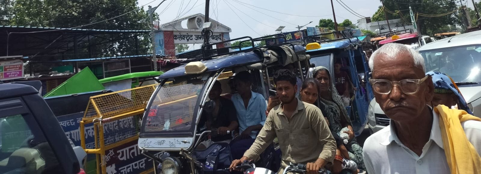 कलेक्ट्रेट से नेकपुर रोड पर लगा जाम। संवाद कलेक्ट्रेट से नेकपुर रोड पर लगा जाम। संवाद