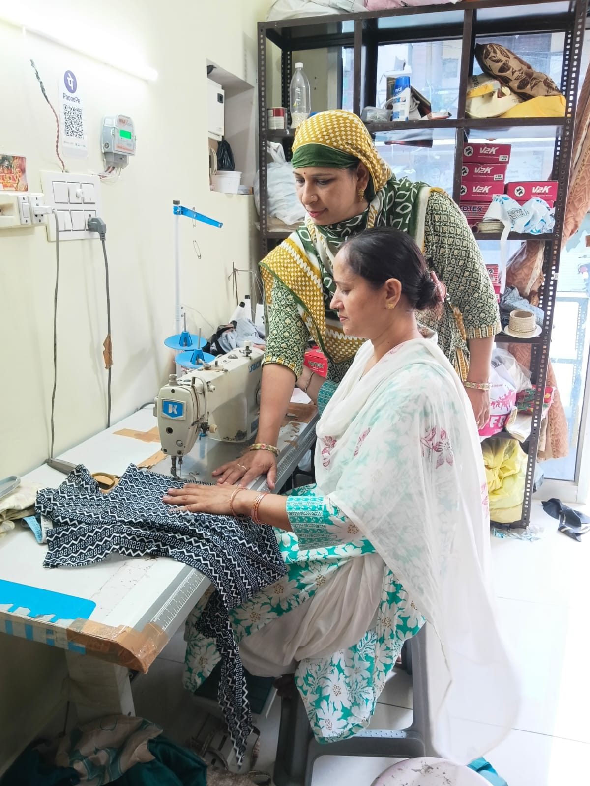 कुरुक्षेत्र। अपने द्वारा सिले गए सूट दिखाती पुष्पा। संवाद कुरुक्षेत्र। अपने द्वारा सिले गए सूट दिखाती पुष्पा। संवाद