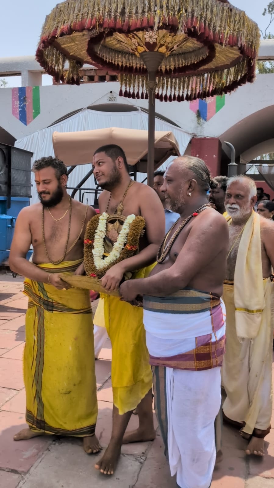 कुरुक्षेत्र। तिरुपति बालाजी मंदिर में मंत्रोच्चारण सहित पूजा-अर्चना करते पुजारी। संवाद कुरुक्षेत्र। तिरुपति बालाजी मंदिर में मंत्रोच्चारण सहित पूजा-अर्चना करते पुजारी। संवाद
