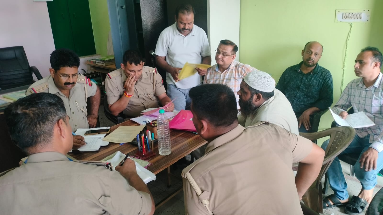खतौली के गांव फुलत में अब्दुल रहमान के घर के बाहर ग्रामीणों से जानकारी करती पुलिस। संवाद