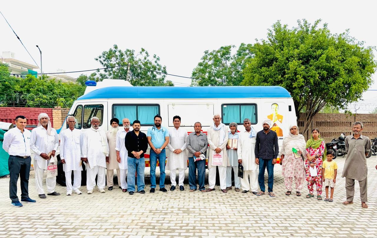 मेडिकल यूनिट के पास चेकअप करवाने पहुंचे लोग।