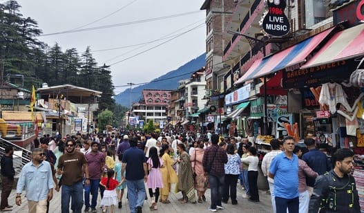 मनाली में बशिष्ठ चौक पर बादल से ढकी वादियों के बीच गर्म हवा के गुब्बारे का लुत्फ उठाते पर्यटक। मनाली में बशिष्ठ चौक पर बादल से ढकी वादियों के बीच गर्म हवा के गुब्बारे का लुत्फ उठाते पर्यटक।