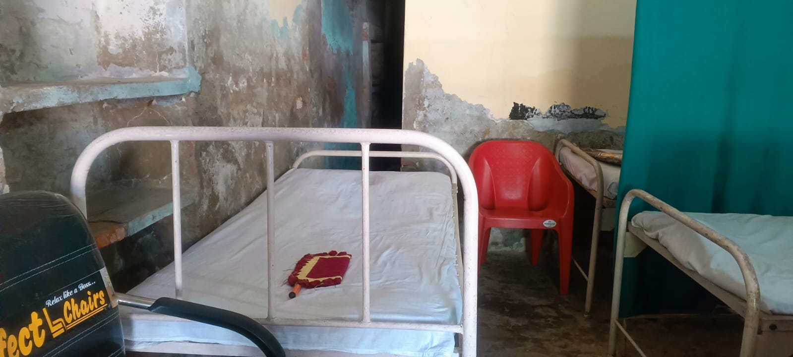 नगर के पुरानी तहसील स्थित राजकीय आयुर्वेदिक चिकित्सालय के वार्ड में मौजूद बेड। संवाद नगर के पुरानी तहसील स्थित राजकीय आयुर्वेदिक चिकित्सालय के वार्ड में मौजूद बेड। संवाद