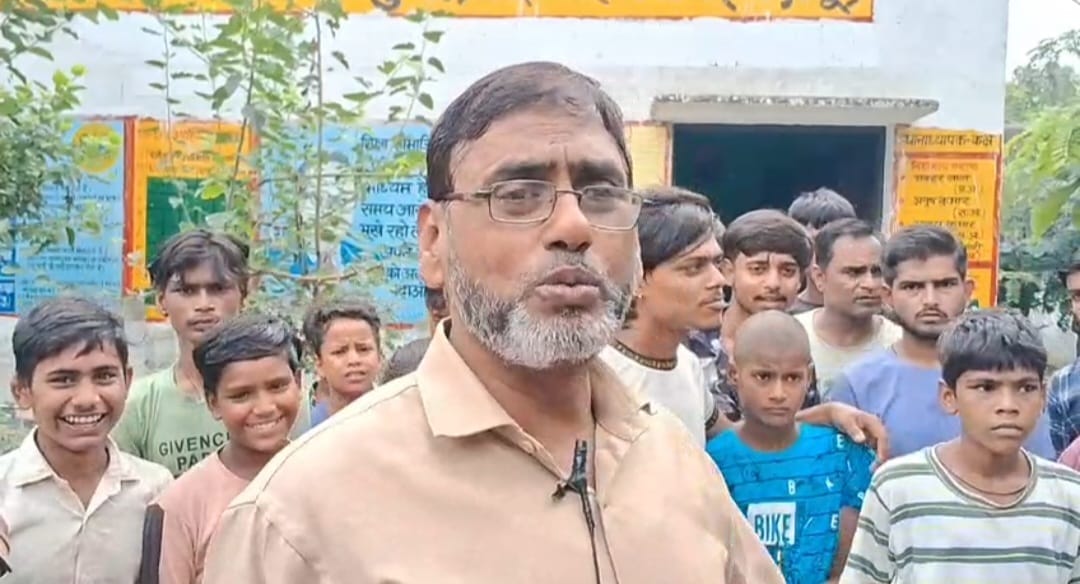 नैथुआ प्राथमिक विद्यालय परिसर में टूटे तार को दिखाते युवक। संवाद