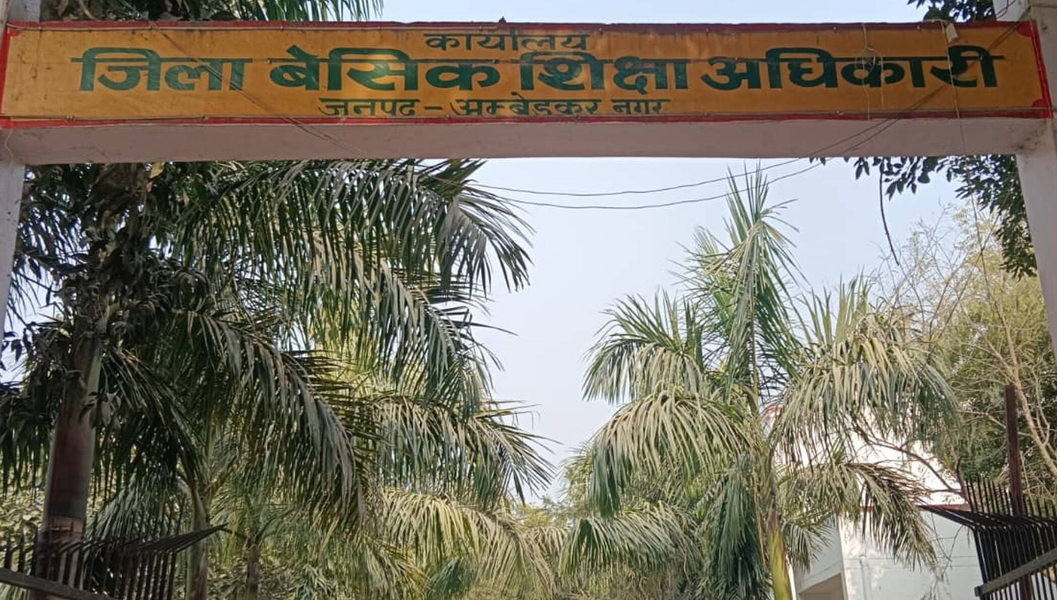 राजेसुल्तानपुर के खरुवाव गांव में पिटाई से जख्मी किशोर के पीठ पर पड़े निशान। संवाद राजेसुल्तानपुर के खरुवाव गांव में पिटाई से जख्मी किशोर के पीठ पर पड़े निशान। संवाद