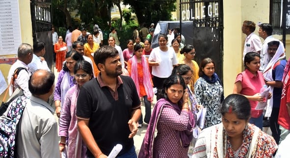 राजधानी के 46 केंद्रों पर उत्तर प्रदेश शिक्षक पात्रता परीक्षा (यूपीटीईटी) आयोजित हुई।