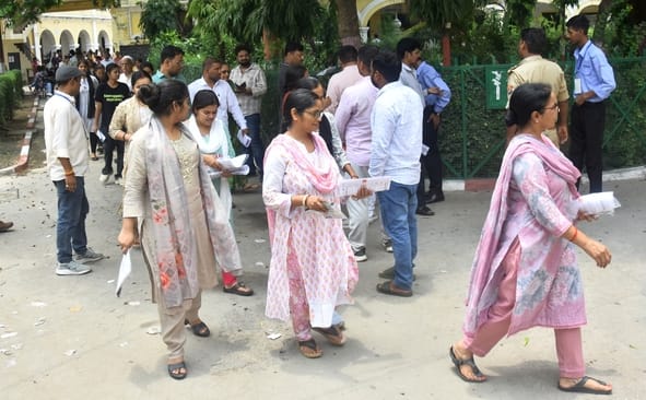 राजधानी के 46 केंद्रों पर उत्तर प्रदेश शिक्षक पात्रता परीक्षा (यूपीटीईटी) आयोजित हुई।