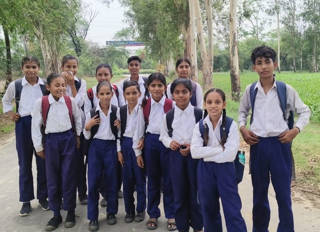 स्कूल में पढ़ने के लिए पैदल आती हुई छात्राएं। संवाद स्कूल में पढ़ने के लिए पैदल आती हुई छात्राएं। संवाद