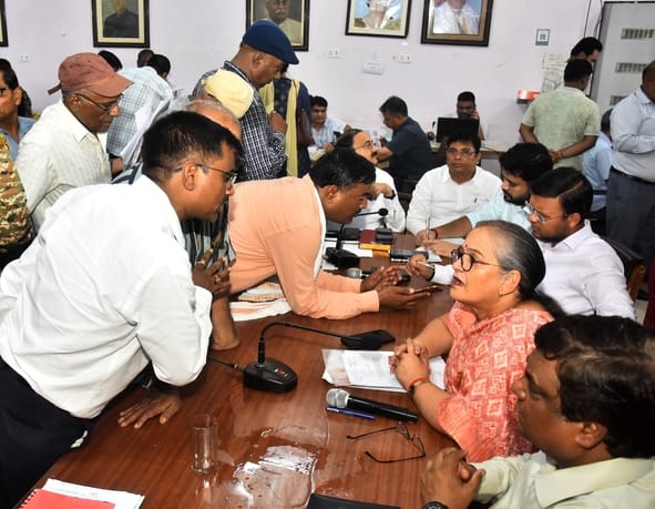 समाधान दिवस में नगर निगम पहुंचे लोग। समाधान दिवस में नगर निगम पहुंचे लोग।