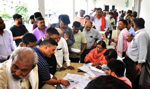 समाधान दिवस में नगर निगम पहुंचे लोग। समाधान दिवस में नगर निगम पहुंचे लोग।