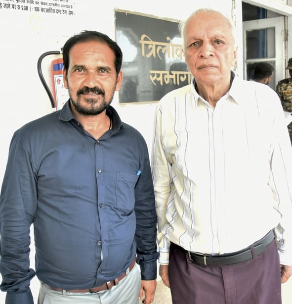 समाधान दिवस में नगर निगम पहुंचे लोग। समाधान दिवस में नगर निगम पहुंचे लोग।