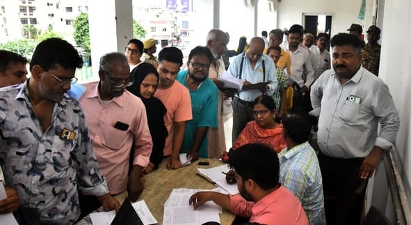 समाधान दिवस में नगर निगम पहुंचे लोग। समाधान दिवस में नगर निगम पहुंचे लोग।