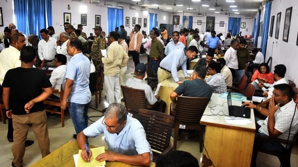 समाधान दिवस में नगर निगम पहुंचे लोग। समाधान दिवस में नगर निगम पहुंचे लोग।