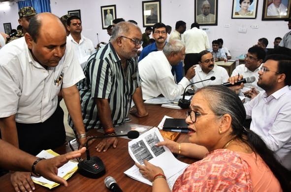 समाधान दिवस में नगर निगम पहुंचे लोग। समाधान दिवस में नगर निगम पहुंचे लोग।