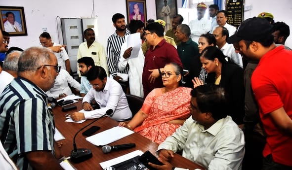 समाधान दिवस में नगर निगम पहुंचे लोग। समाधान दिवस में नगर निगम पहुंचे लोग।