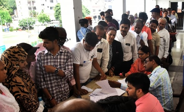 समाधान दिवस में नगर निगम पहुंचे लोग। समाधान दिवस में नगर निगम पहुंचे लोग।