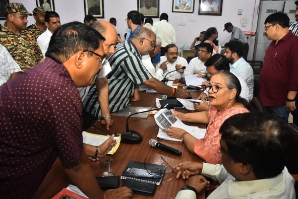 समाधान दिवस में नगर निगम पहुंचे लोग। समाधान दिवस में नगर निगम पहुंचे लोग।