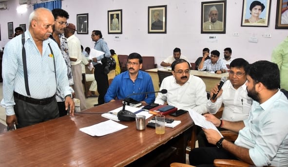 समाधान दिवस में नगर निगम पहुंचे लोग। समाधान दिवस में नगर निगम पहुंचे लोग।