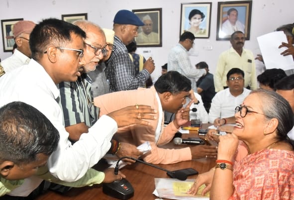 समाधान दिवस में नगर निगम पहुंचे लोग। समाधान दिवस में नगर निगम पहुंचे लोग।