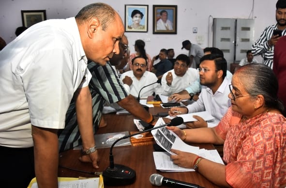 समाधान दिवस में नगर निगम पहुंचे लोग। समाधान दिवस में नगर निगम पहुंचे लोग।