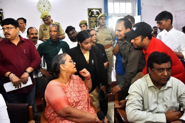 समाधान दिवस में नगर निगम पहुंचे लोग। समाधान दिवस में नगर निगम पहुंचे लोग।