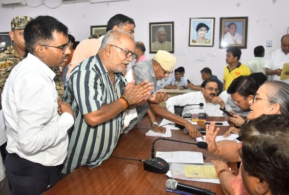 समाधान दिवस में नगर निगम पहुंचे लोग। समाधान दिवस में नगर निगम पहुंचे लोग।