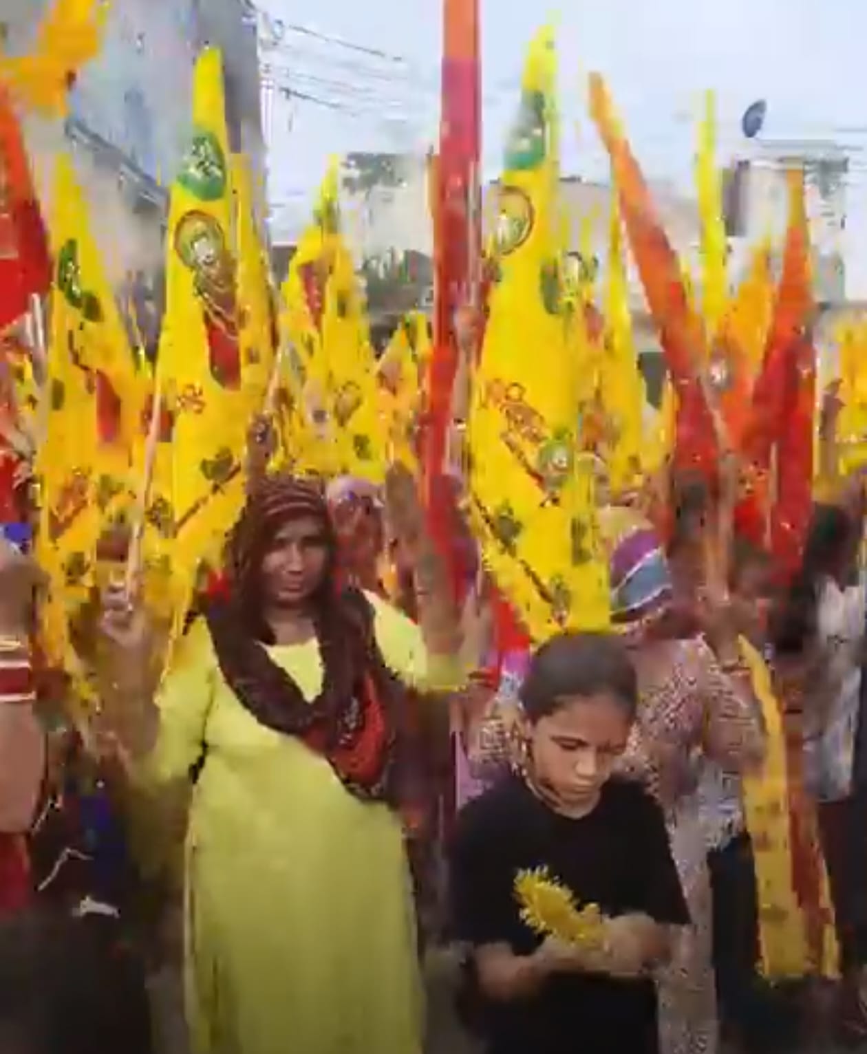 सेरधा गांव में निकाली गई निशान यात्रा में श्रद्धा के साथ शामिल होती महिलाएं सेरधा गांव में निकाली गई निशान यात्रा में श्रद्धा के साथ शामिल होती महिलाएं