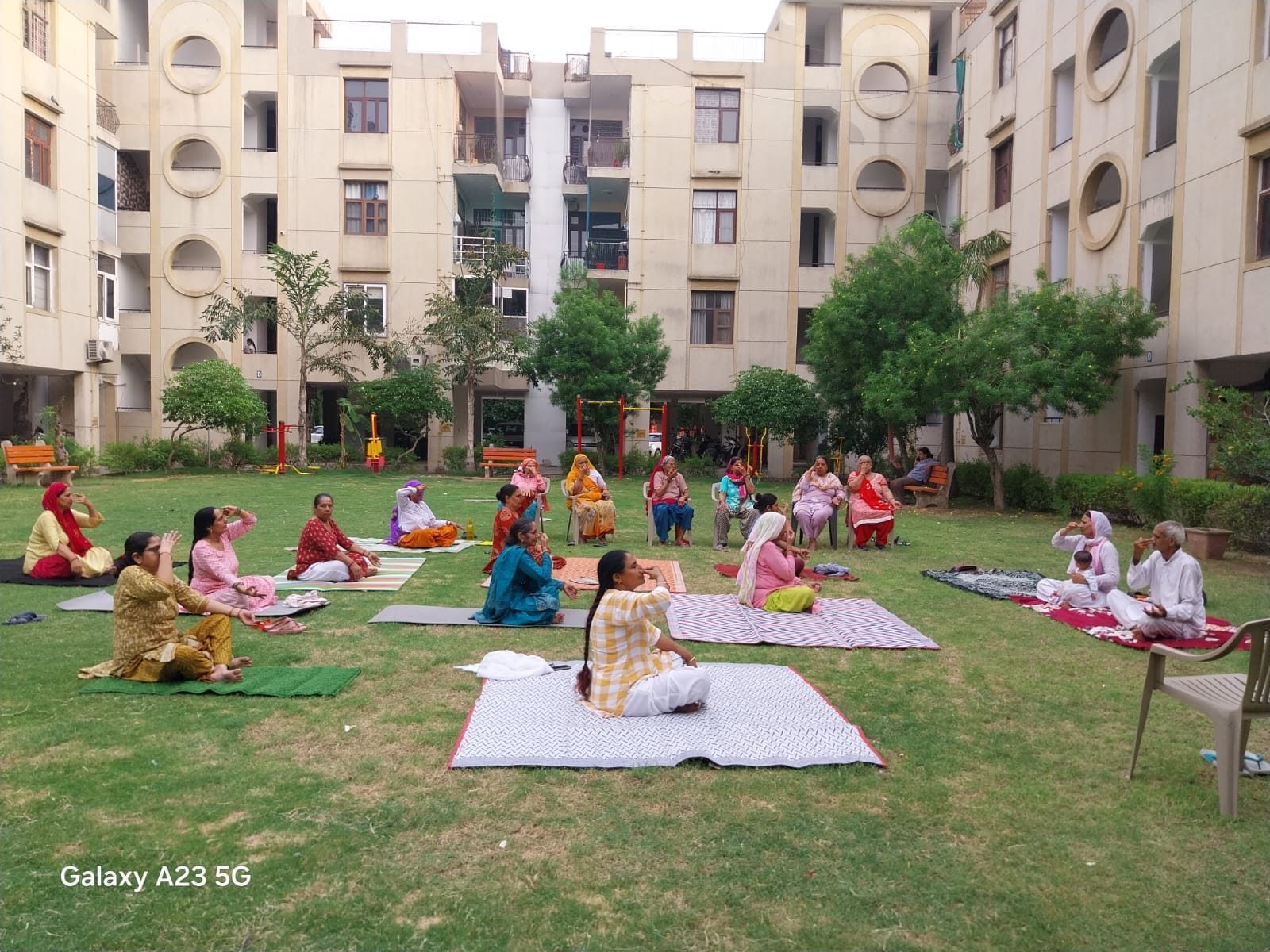 सोसायटी में योग शिविर में भाग लेते लोग। स्रोत : समिति सोसायटी में योग शिविर में भाग लेते लोग। स्रोत : समिति