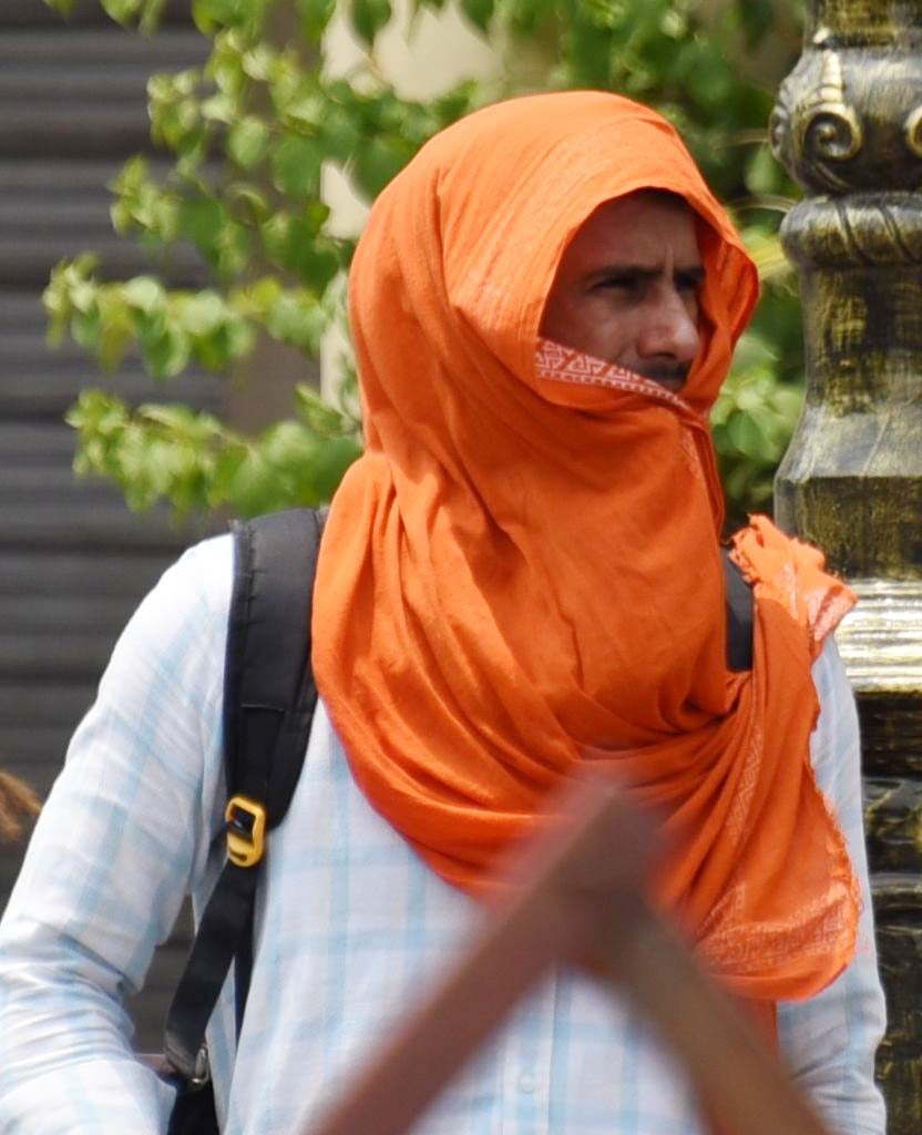 शुक्रवार की शाम आसमान में दिखी गुलाबी रंगत और दिन में महसूस हुई उमस की मार। शुक्रवार की शाम आसमान में दिखी गुलाबी रंगत और दिन में महसूस हुई उमस की मार।
