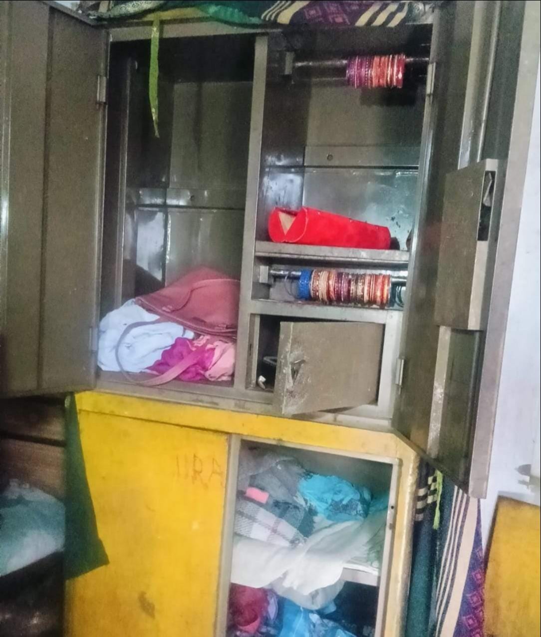 टांडाकला के पट्टी गांव में शैलेंद्र चौबे के घर चोरी के बाद बिखरा पड़ा सामान। संवाद टांडाकला के पट्टी गांव में शैलेंद्र चौबे के घर चोरी के बाद बिखरा पड़ा सामान। संवाद