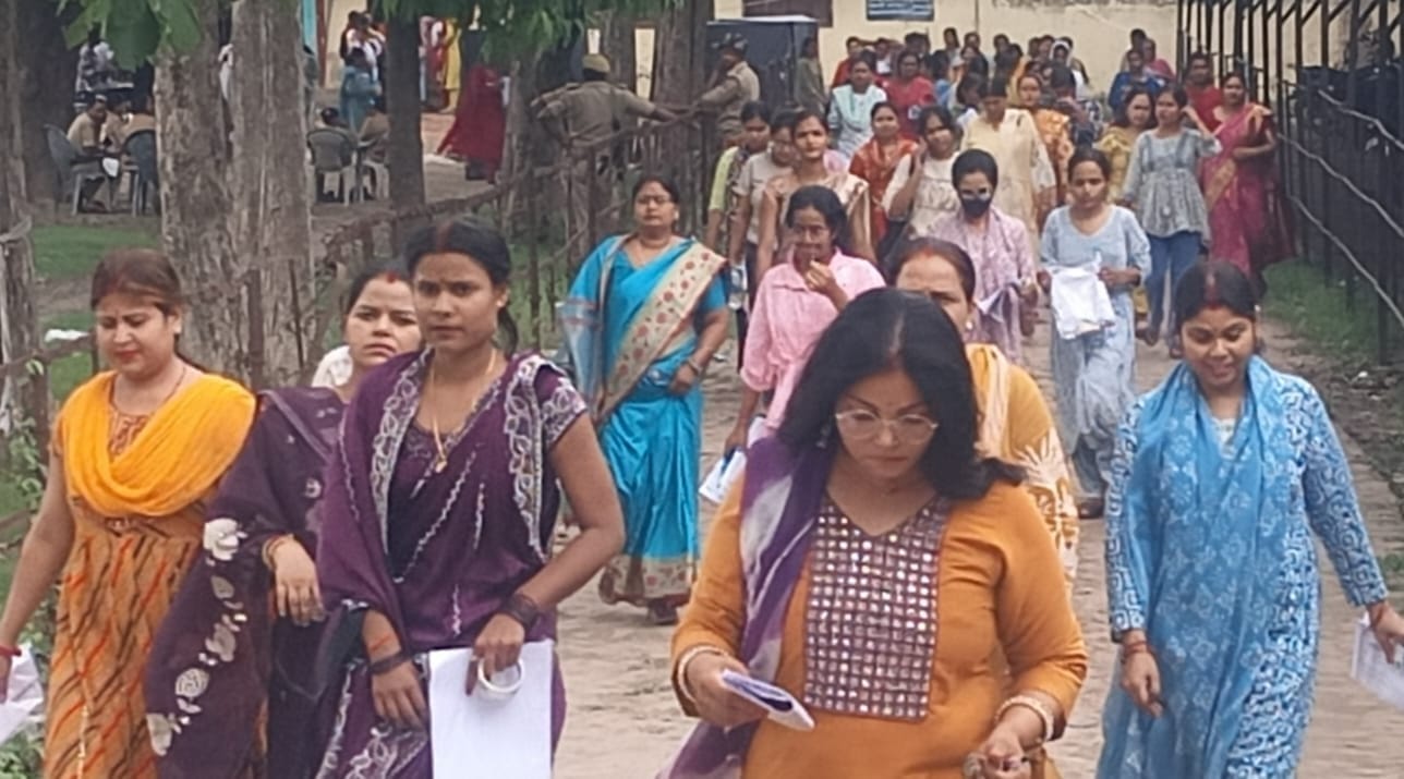 टीईटी परीक्षा केंद्रों का निरीक्षण करते डीएम महेंद्र सिंह तंवर व एसपी केशव कुमार।स्रोत-सोशल मीड टीईटी परीक्षा केंद्रों का निरीक्षण करते डीएम महेंद्र सिंह तंवर व एसपी केशव कुमार।स्रोत-सोशल मीड