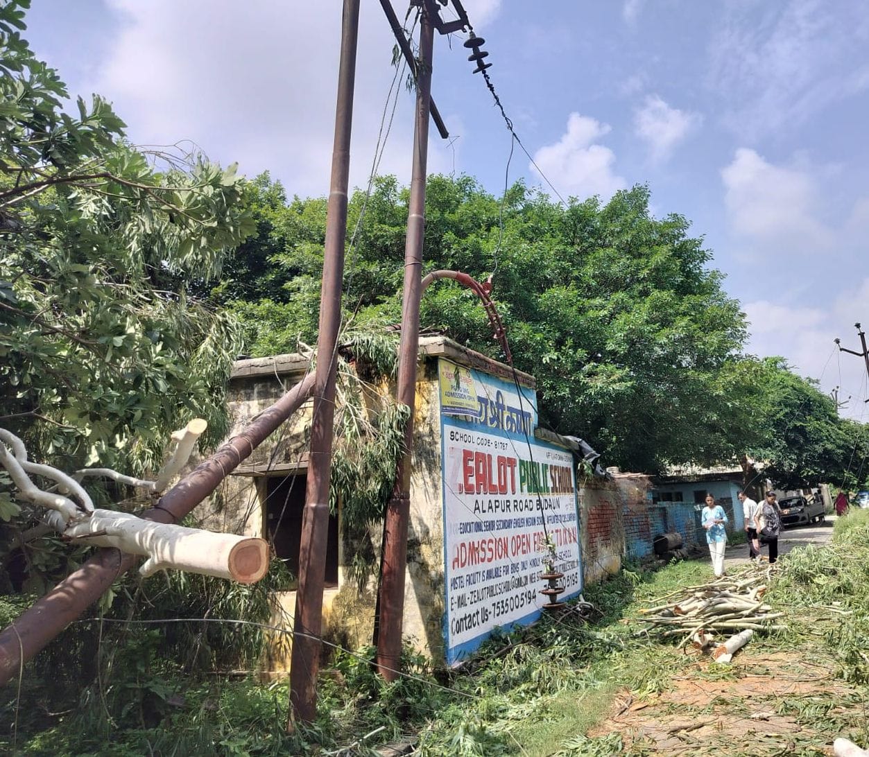 ट्रक सामने लेटकर प्रदर्शन करती महिला। स्त्रोत वीडिओ ग्रेब ट्रक सामने लेटकर प्रदर्शन करती महिला। स्त्रोत वीडिओ ग्रेब